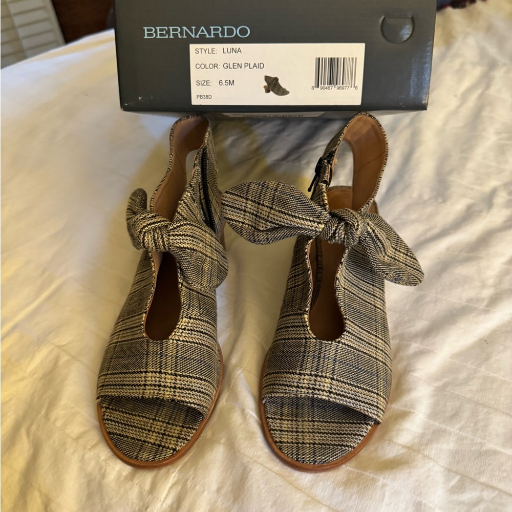 Bernardo Women's Plaid Bow Sandals
